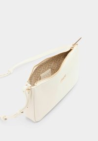 Sac bandoulière en cuir blanc avec une fermeture éclair, doté d'une tirette en métal doré et d'un intérieur en tissu à motif. Forme compacte et rectangulaire.