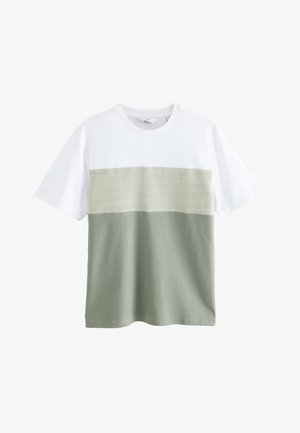 Camiseta de manga corta con una sección superior blanca, una banda central texturizada en verde claro y una sección inferior sólida en verde oliva. Mezcla suave de algodón.