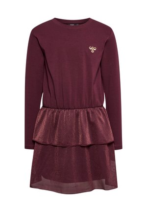 Bordeauxjurk met lange mouwen, gefronst middel en gelaagde rok met een glanzend accent. Inclusief een klein gouden bijembleem.