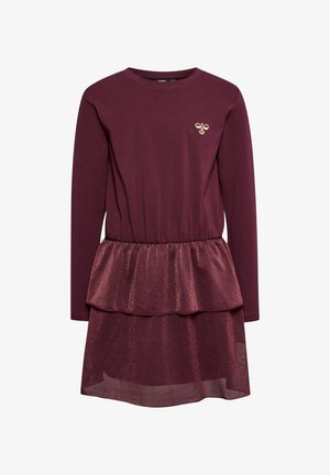 Bordeauxjurk met lange mouwen, gefronst middel en gelaagde rok met een glanzend accent. Inclusief een klein gouden bijembleem.