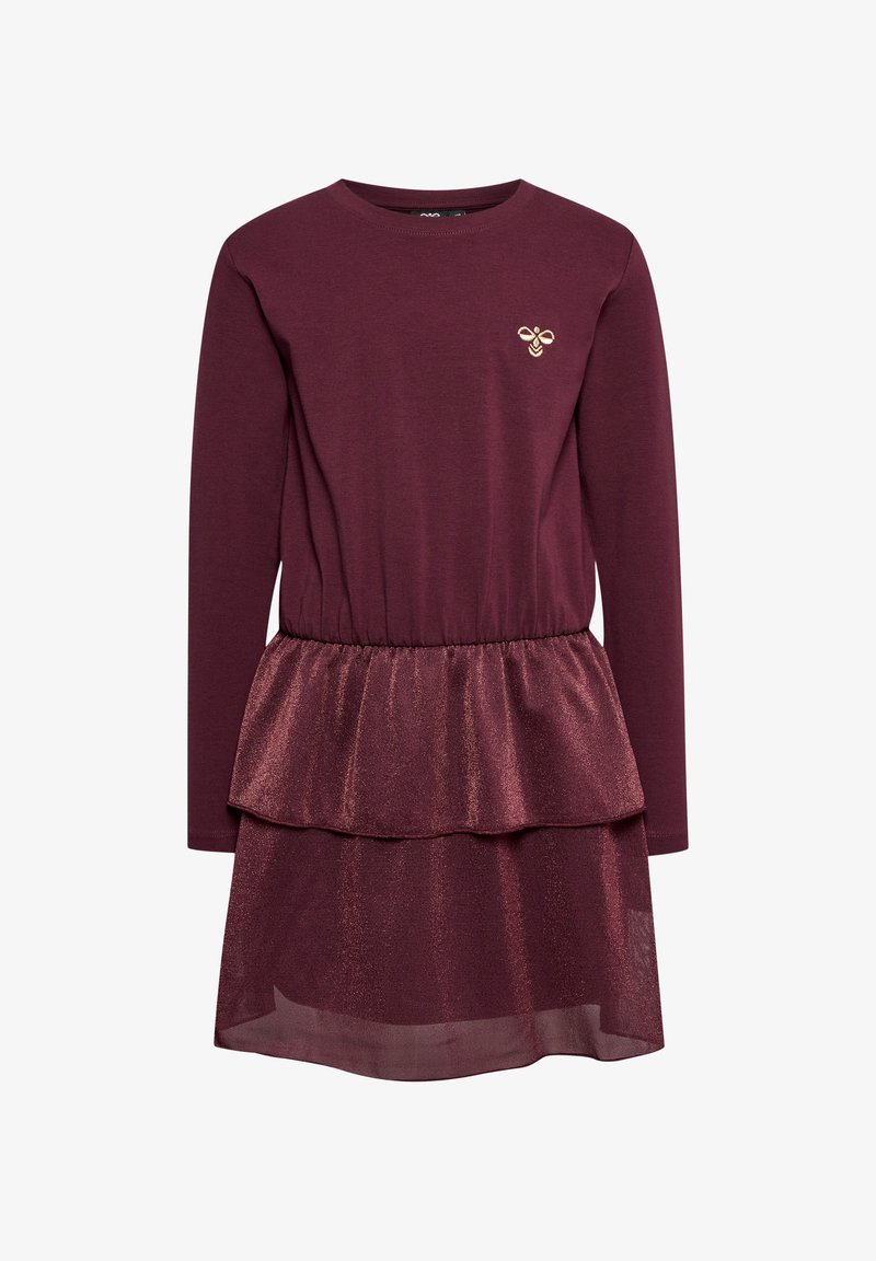 Robe bordeaux à manches longues, taille froncée, et jupe superposée avec un accent brillant. Inclut un petit emblème en forme d'abeille dorée.
