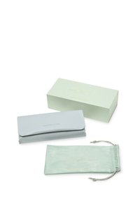 Custodia per occhiali in pelle grigia chiara con logo impresso, accanto a una morbida sacca verde menta con una grafica di occhiali in metallo dorato e chiusura con cordoncino.