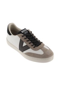 Sneaker in pelle bianca con dettagli in camoscio grigio e logo nero. Presenta lacci neri e una suola in gomma texturizzata. Design classico low-top.