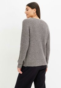 bonprix MIT GLITZERGARN - Maglione - grey