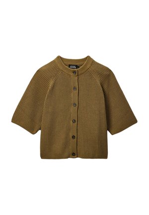 Cardigan marron en tricot à manches courtes avec six boutons noirs et un col rond côtelé.