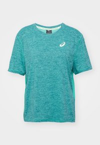 Tealkleurig sportshirt met korte mouwen en een subtiel gemêleerd patroon, ASICS-logo op de linkerborst en "Sound Mind, Sound Body" gedrukt aan de binnenkant van de kraag.