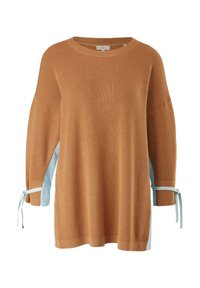 Hnědý pletený svetr s volným střihem, zdobený světle modrými saténovými stužkami na rukávech a bočních otvorech. Celý je vyroben z texturované látky.