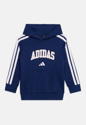 Sweat à capuche Adidas bleu marine avec trois bandes blanches sur les manches, logo Adidas et texte sur le devant, et une poche kangourou à l’avant.