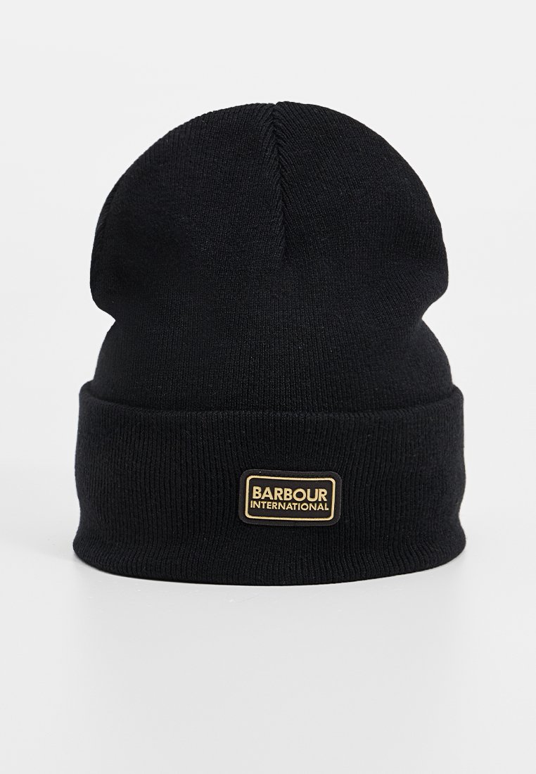 Czarna dzianinowa czapka beanie z podwiniętym mankietem z prostokątną beżowo-czarną łatą z logo "Barbour International" z przodu.