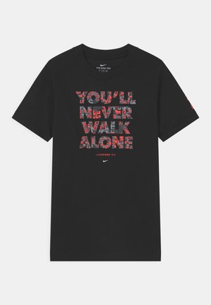 T-shirt noire à manches courtes Nike avec le texte "Vous ne marcherez jamais seul" en rouge et en motifs gris, et "Liverpool F.C." en dessous à l'avant.