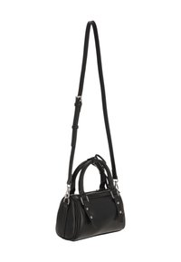 Bolso de mano de cuero sintético negro con cierre de cremallera, doble asa superior y correa de hombro desmontable. Presenta herrajes plateados y forma redondeada.