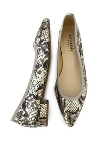 Ballerines à bout pointu en simili serpent métallisé, avec un biais élastique gris et un petit talon carré. L'intérieur est beige.