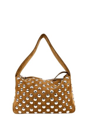 Sac à épaule en daim marron avec de gros clous argentés recouvrant la surface et une anse unique.