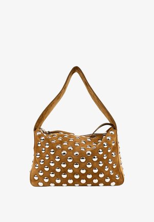 Sac à épaule en daim marron avec de gros clous argentés recouvrant la surface et une anse unique.