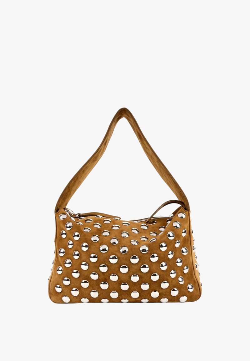 Sac à épaule en daim marron avec de gros clous argentés recouvrant la surface et une anse unique.