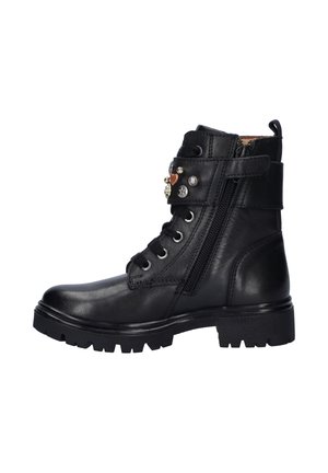 Zwarte leren enkelboot met vetersluiting, zijrits, decoratieve hardware accenten en een chunky rubberen zool voor grip.
