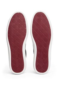 Talpa de sneaker din cauciuc negru cu un model în romb roșu, pereți laterali albi și detalii de branding imprimate pe partea de jos.