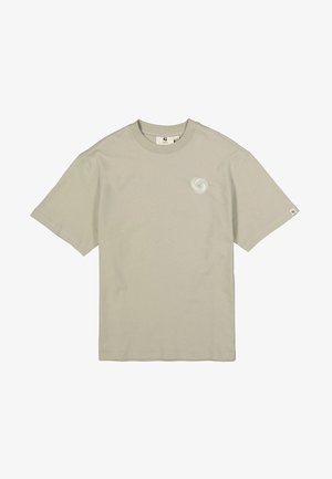 Hellbeiges Baumwoll-T-Shirt mit kurzen Ärmeln und Rundhalsausschnitt. Auf der linken Brust befindet sich ein dezentes Spiral-Logo, und am Ärmel ist ein Etikett angebracht.