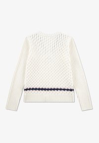 Λευκό πλεκτό πουλόβερ με υφή στο σώμα, ριμπ μανίκια και ναυτικό μπλε ρίγα γύρω από τη μέση.