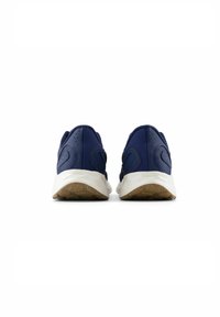 Navy löparskor med meshovariant, vit mellansula och gummiyttersula. Rundad häl och förstärkta sömmar på sidorna.