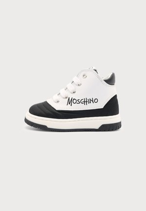 Čierno-biely vysoký teniska Moschino s bielymi šnúrkami a hrubou podrážkou, zobrazený z boku na jednoduchom pozadí.