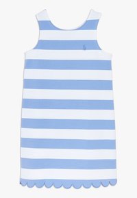 Sukienka bez rękawów w paski, wykonana z lekkiej bawełny w kolorze jasnoniebieskim i białym, z falowanym dołem i małym haftowanym logo na piersi.