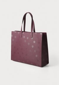 Bordeaux tote bag met een gestructureerd ontwerp, voorzien van een patroon van verhoogde, metallic stippen. Dubbele handvatten en een gladde textuur.