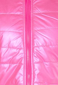 Gilet fucsia imbottito con chiusura a zip, caratterizzato da una texture lucida e liscia e un design trapuntato. La cucitura crea un motivo di segmenti orizzontali.