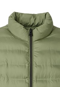 Lys grøn puffer vest med høj krave, der har quiltede sektioner og en frontlynlås. Blød, glat tekstur med et minimalistisk design.