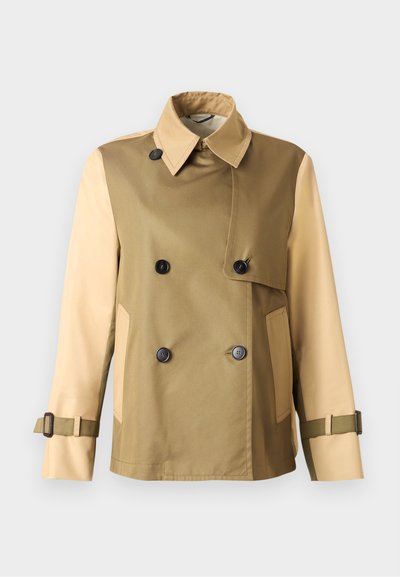 Tweekleurig beige en tan dubbelgeknoopte jas met zwarte knopen, brede kraag, voorflap, zijzakken en verstelbare riemmanchetten.