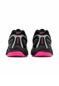 Scarpe sportive nere, grigie e rosa con un design testurizzato, tomaia in rete e suola rosa. Ammortizzazione ad aria visibile sul tallone.