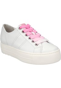 Zapatilla de cuero blanca con cordones en degradado rosa, puntera redonda, suela elevada y detalles perforados en los laterales. Ojetes plateados visibles.