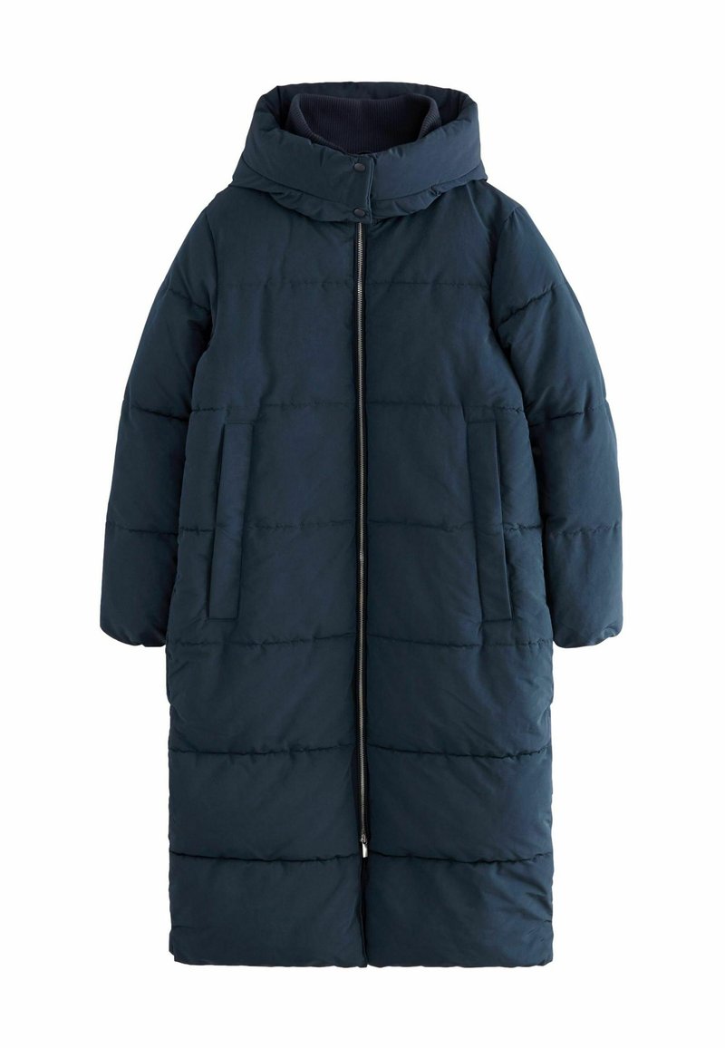 Manteau rembourré bleu foncé avec une capuche, doté d'une fermeture éclair à l'avant, de deux poches latérales et d'un design matelassé avec des coutures horizontales. Texture douce.