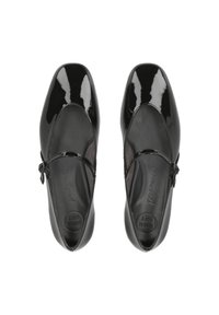 Czarne lakierowane buty z kwadratowym noskiem, styl Mary Jane, z paskiem, zdobione kokardą i teksturowaną wkładką opisaną jako "Super Soft".