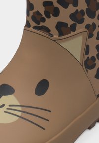 Καφέ παιδικό μποτάκι με πρόσωπο γάτας στη μύτη και σχέδιο λεοπάρ γύρω από την περιοχή του αστραγάλου.