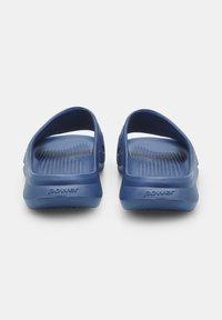 Sandali di plastica blu con una soletta testurizzata, tallone aperto e cinturini larghi. Logo "Power" impresso sul tallone di ciascun sandalo.