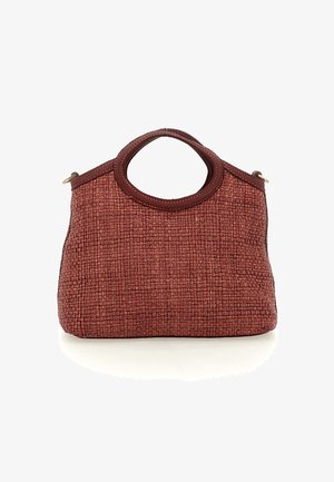 Borsa bordeaux testurizzata con aspetto intrecciato, manici superiori rotondi e forma strutturata. Presenta dettagli in pelle marrone e chiusura con cerniera.