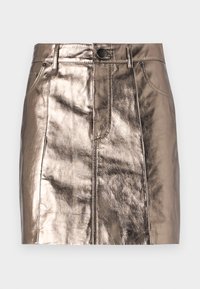 Mini-jupe dorée métallique brillante taille haute avec bouton à l'avant et poches, texture lisse et détails de panneaux cousus.