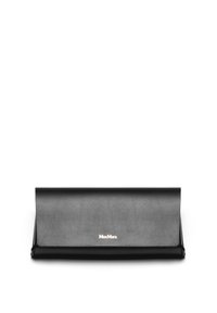 Svart läderclutch med en elegant vikdesign. Har en subtil glans och en guldprickad logotyp på framsidan. Slät textur.