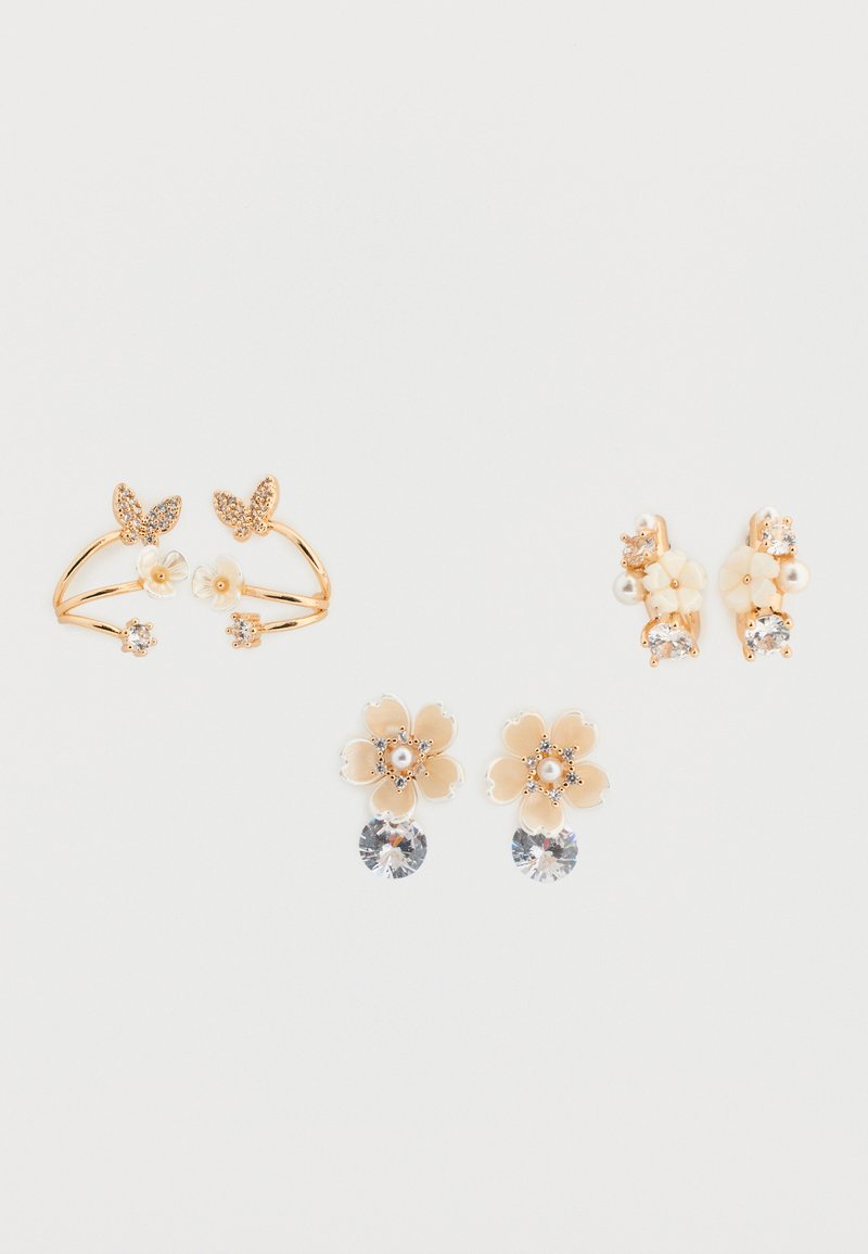 Uhani v zlati barvi z motivi metuljev in cvetja, okrašeni z umetnimi diamanti in umetnimi biseri, v kombinaciji z zlato in svetlo barvnimi odtenki.