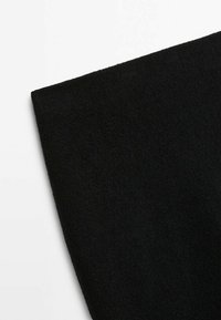 Un morceau de tissu noir avec une surface douce et texturée, de forme rectangulaire et à bords nets. Pas de motifs ou accents visibles.