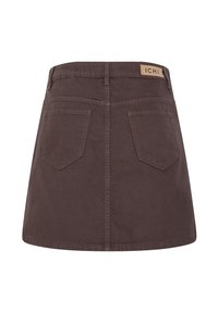 Jupe marron en denim coupe A avec deux poches arrière et une petite étiquette beige de la marque sur la ceinture avec l'inscription "ICHI."