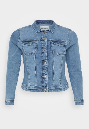 Veste en denim bleu clair au design ajusté, fermeture à boutons, deux poches poitrine et couture contrastante le long des coutures.