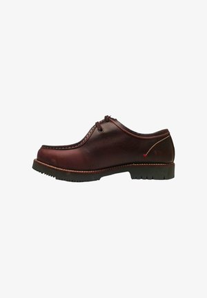 Zapato de cuero marrón con puntera redondeada, detalles cosidos y diseño con cordones. Cuenta con una suela de goma negra texturizada.