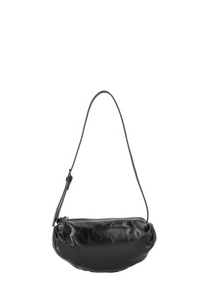 Černá kožená kabelka přes rameno s nastavitelným popruhem a shromážděnými detaily podél horního okraje, zobrazena na bílém pozadí.