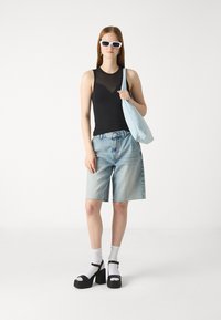 ONLY RUTH LOOSE LONG  - Jeansshorts - light blue denim