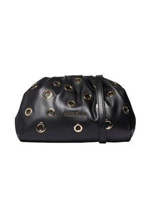 Pochette en cuir noir avec œillets circulaires dorés et une fine bandoulière, avec le nom de la marque Marc Ellis à l’avant.
