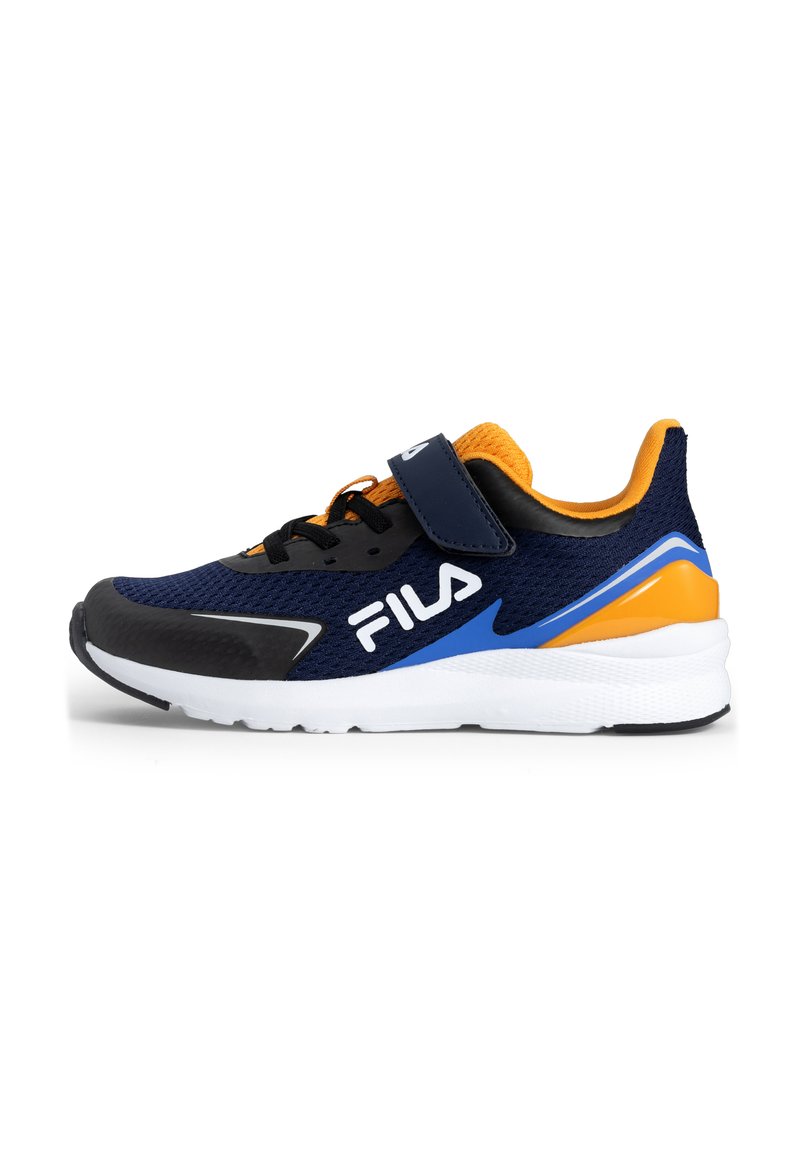 Scarpa sportiva in rete navy con dettagli arancioni, componenti neri, suola bianca e strap in Velcro. Presenta il logo sul lato e dettagli testurizzati.