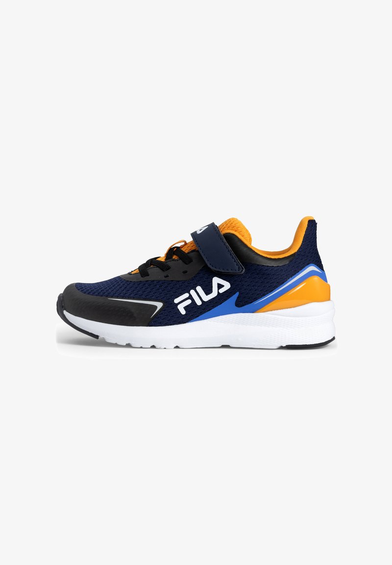 Marinblå mesh sportskor med orange detaljer, svarta metalldelar, vit sula och kardborremussla. Har logotyp på sidan och texturerad detalj.