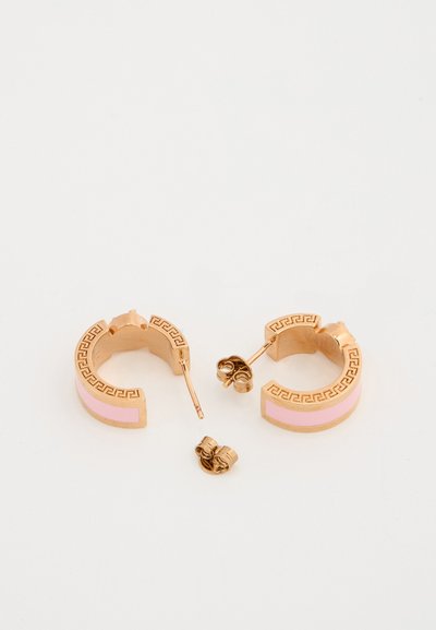 Σκουλαρίκια κρίκοι σε ροζ χρυσό με ροζ σμάλτο και διακοσμητικά μοτίβα ελληνικού κλειδιού. Περιλαμβάνουν κλιπ πεταλούδας για ασφαλισμένο κλείσιμο.